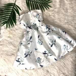 White aline dress with blue flowers & pockets NWOT